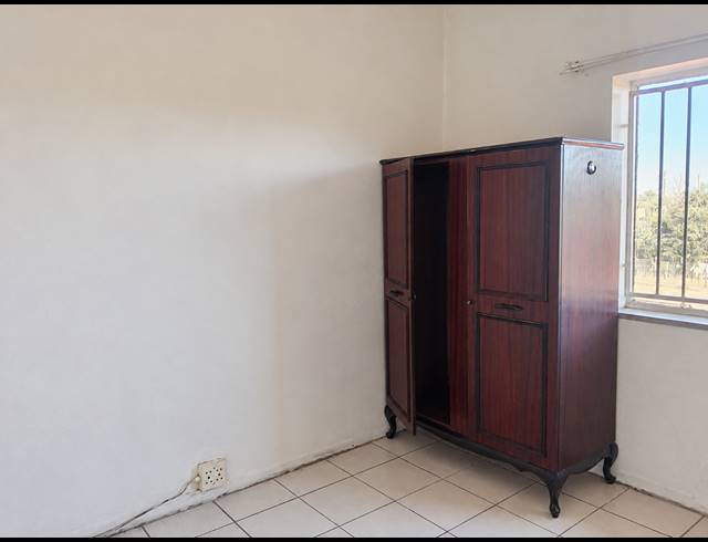2 BEDROOM FLAT FOR SALE IN THREE RIVERS